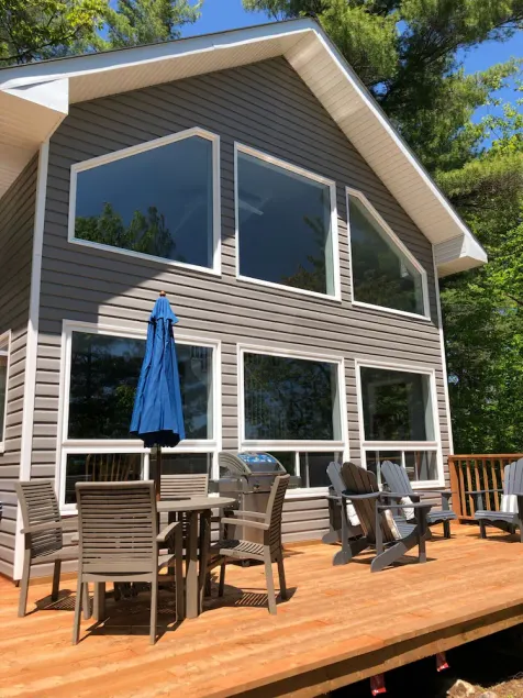Magnifique chalet neuf sur Buck Lake, à 25 minutes au nord de Kingston ON - Image 1