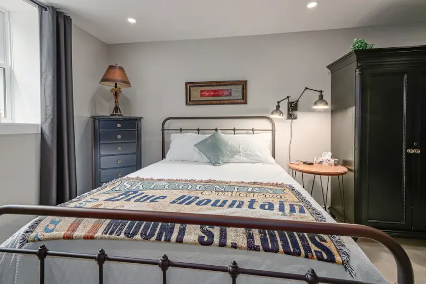 Private Queen Bed Studio near hiking, biking, golf, beach, spa and Blue Mountain - Image 1