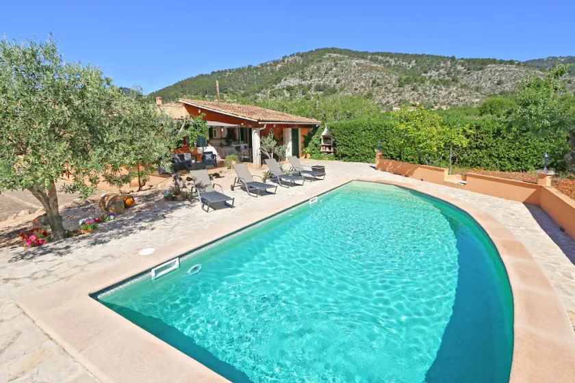 Family country house, quiet location, private pool, internet - Image 1