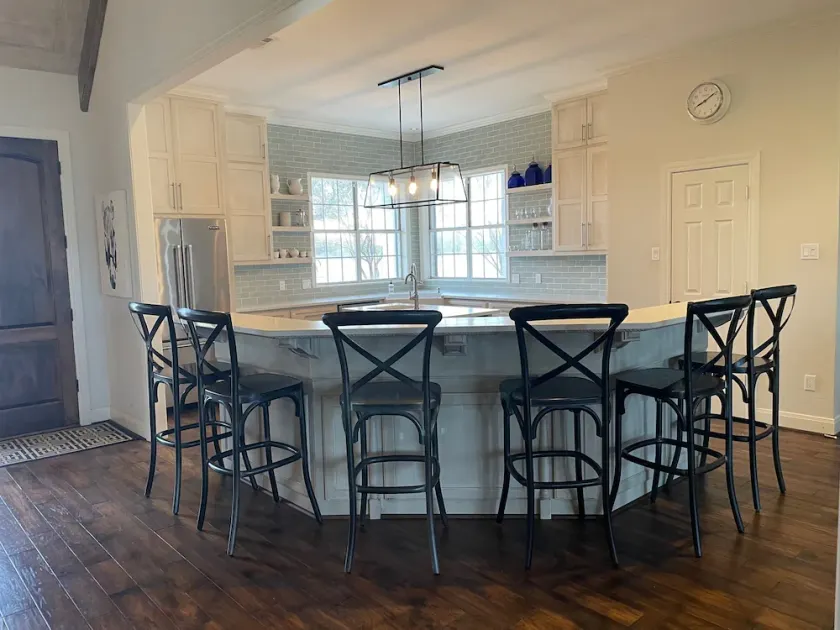 Modern farmhouse retreat between DFW and Houston. - Image 1