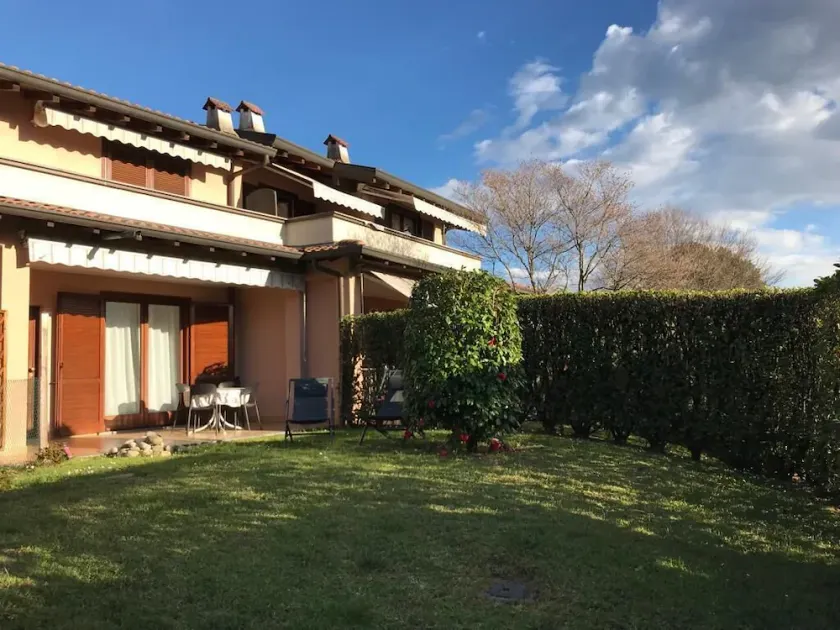 appartement  avec jardin privé et porche à 10 minutes à pied de la plage. - Image 1