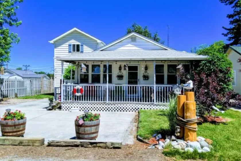 Spacious Cottage Close to Beach - Image 1