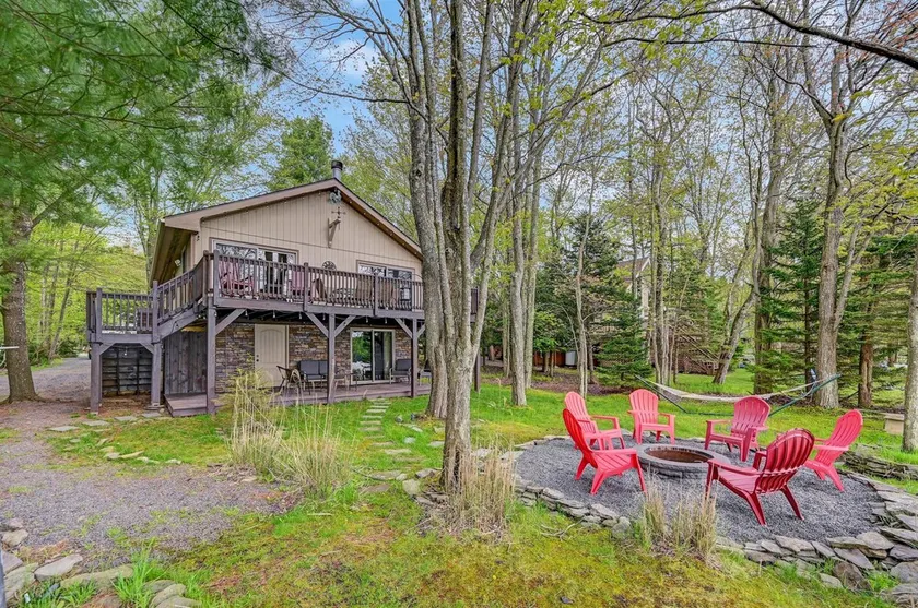 Lakefront, bar, games, sunsets, pools/beaches, fire pit - Image 1