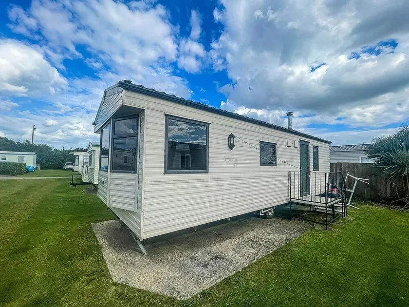 Brilliant 6 Berth Caravan Nearby Scratby Beach, Norfolk Ref 43081B - Image 1