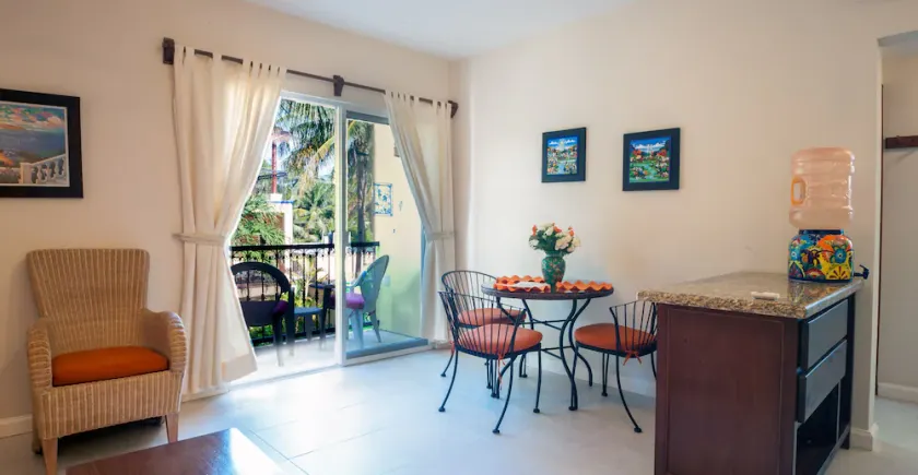 Private balcony overlooking the pool, peaceful apartment with great amenities - Image 1