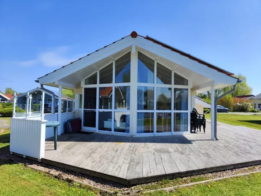 6 Personen Ferienhaus in 1. Reihe zum See mit Kanu und herrlichem Seeblick, Sauna, Whirlpool, Kaminofen, Klimaanlage und E-Tankstelle am Haus in Otterndorf - Image 1