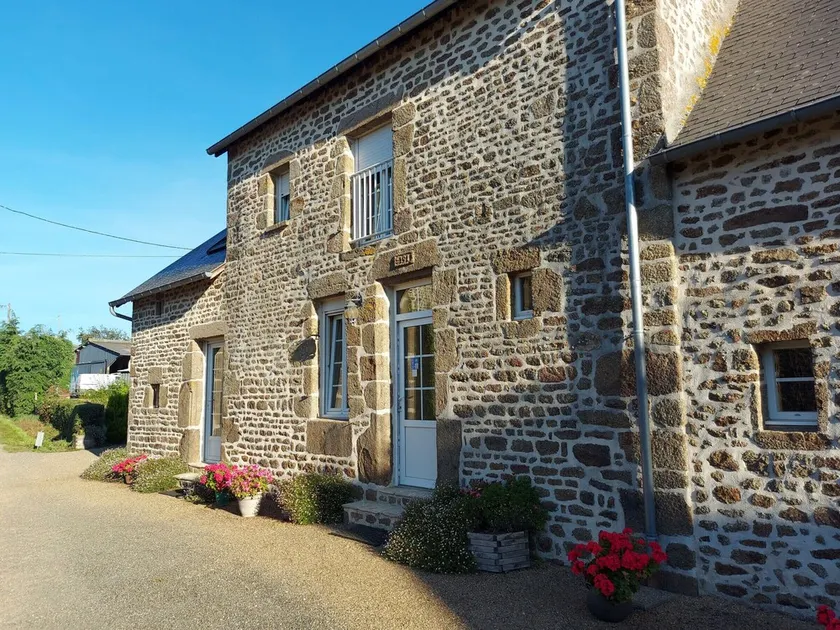 Gîte de charme avec jardin clos et activités familiales en Mayenne - Image 1