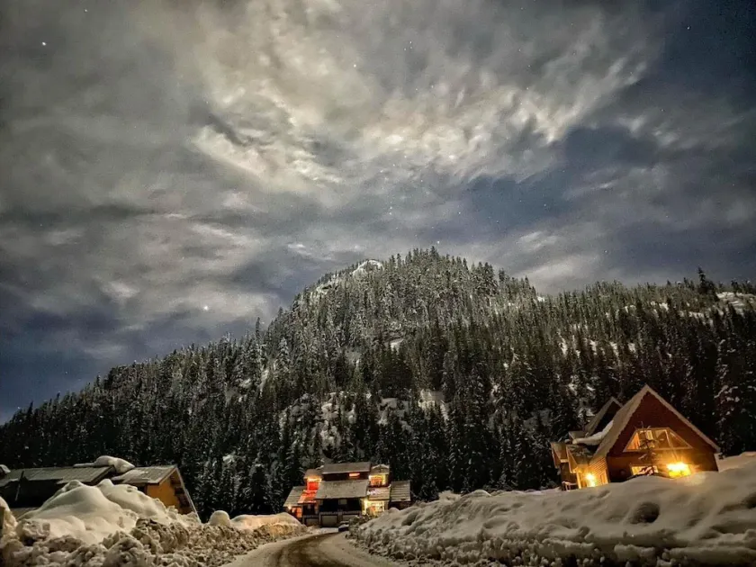 Ski village penthouse w/ hot tub & sauna, Hemlock Valley - Image 1