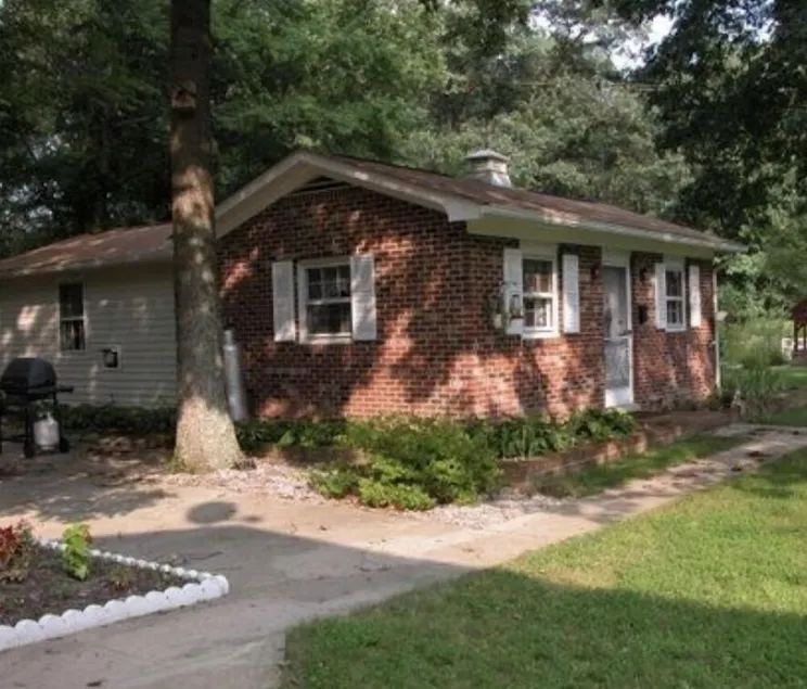 The Charming Country Cottage-Welcomes you and your pet! - Image 1