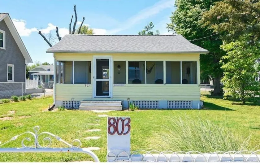 Sunnyside Up - Small Dog Friendly Waterfront Cottage - Image 1