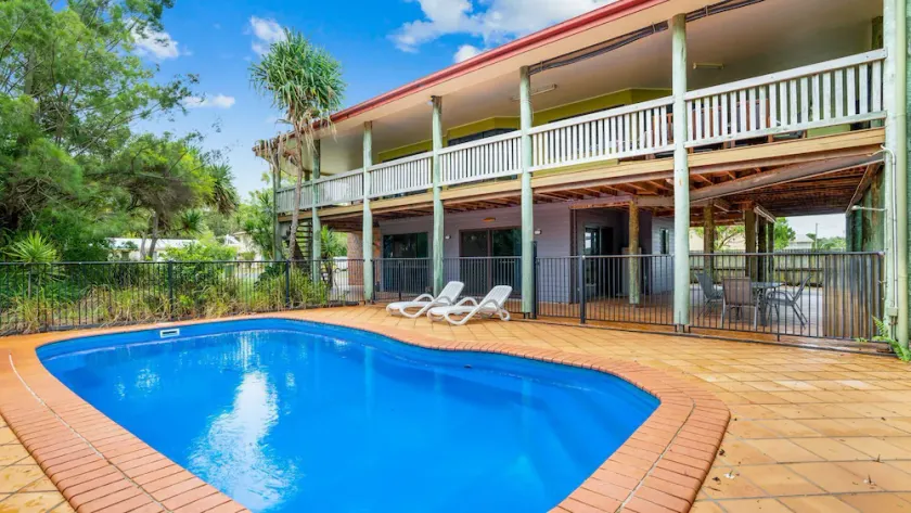 Barnys Rainbow Beach - Image 1