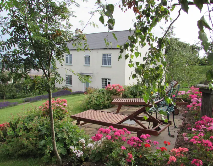 Down House Farm DEVON - Sleeps 10, period farmhouse, Dartmoor & Exeter, EX6 7SA - Image 1