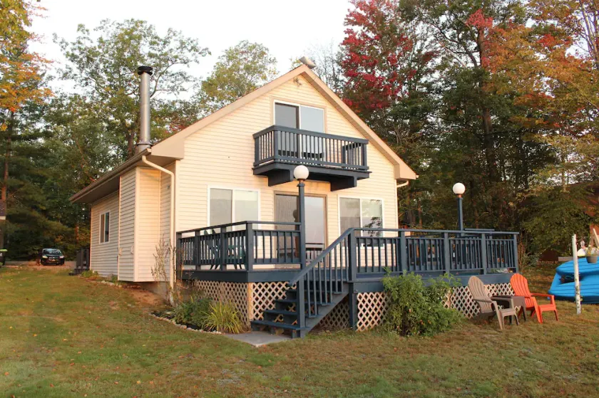 Lakefront cottage with deck and firepit. Pets are welcome! - Image 1