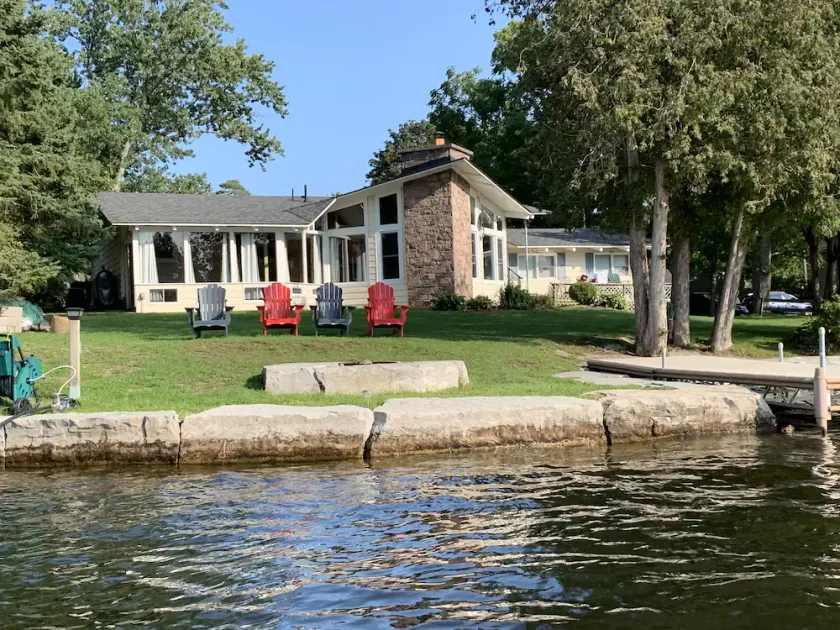 Fenelon Falls Getaway Waterfront Cottage - Image 1