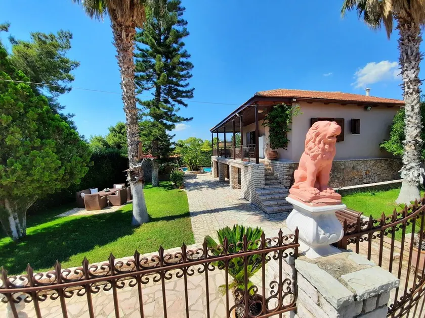 Private Villa with pool near the sea - Image 1