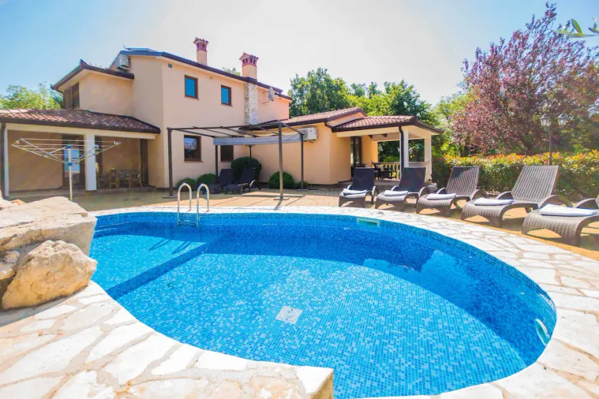 Privat, helt inhägnad och husdjursvänlig poolvilla nära havet - Image 1