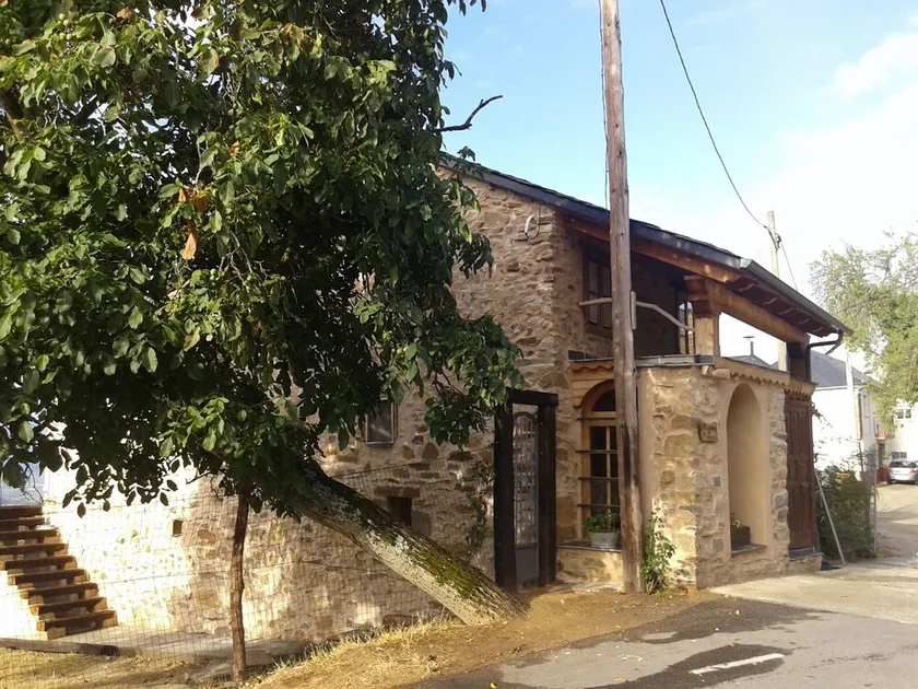 Hus med stor have i lille landsby, Tedejo, Folgoso de la Ribera León - Image 1