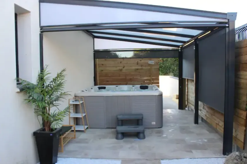 Superb new villa with 6-seater spa - Image 1
