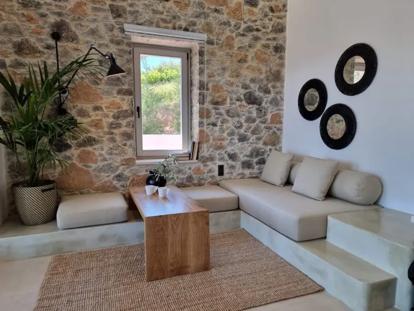 Stone build suite with private pool - Image 1