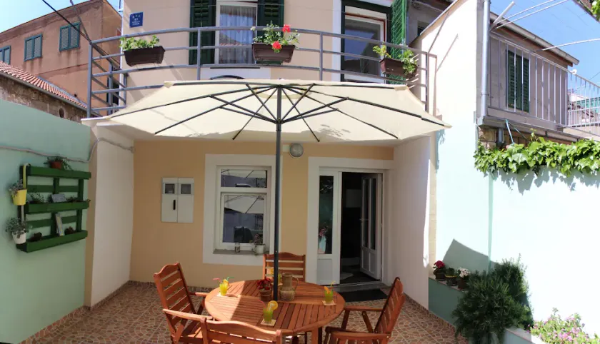 Fully Equiped House With Frontyard In Center Of The City, Quiet Street - Image 1