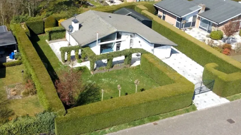 Fristående renoverat fritidshus på slutna grunder - Image 1