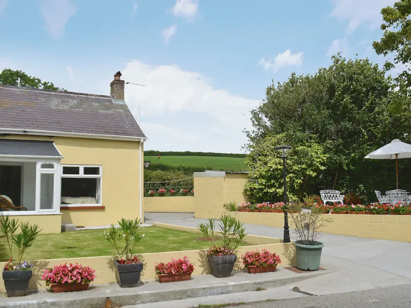 3 bedroom accommodation in Kidwelly - Image 1