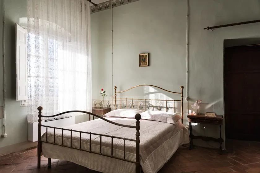 Historic villa with suites, guest rooms, and a picturesque garden - Image 1
