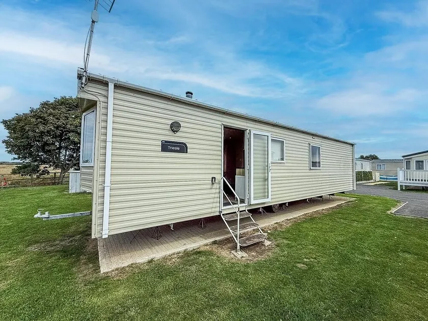 6 Berth Caravan For Hire At Seawick Holiday Park By The Beach Ref 27011Hv - Image 1