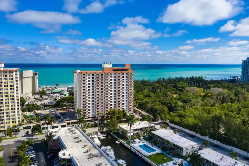 Prime Central Beach Location! 1BR Condo, Pool, Bar, Game Room, at Fort Lauderdale Beach Resort - Image 1