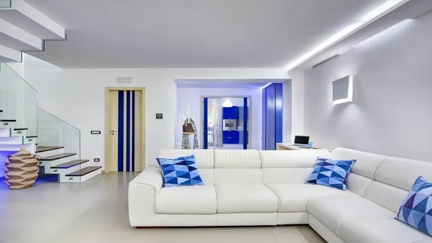 Un apartamento de 2 dormitorios recientemente renovado y elegante con una vista increíble al mar - Image 1