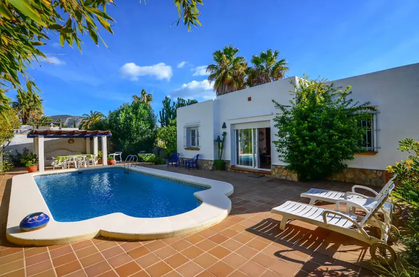 Villa mit Pool im ibizenkischen Stil. Fragen Sie nach Angeboten für einen längeren Aufenthalt - Image 1