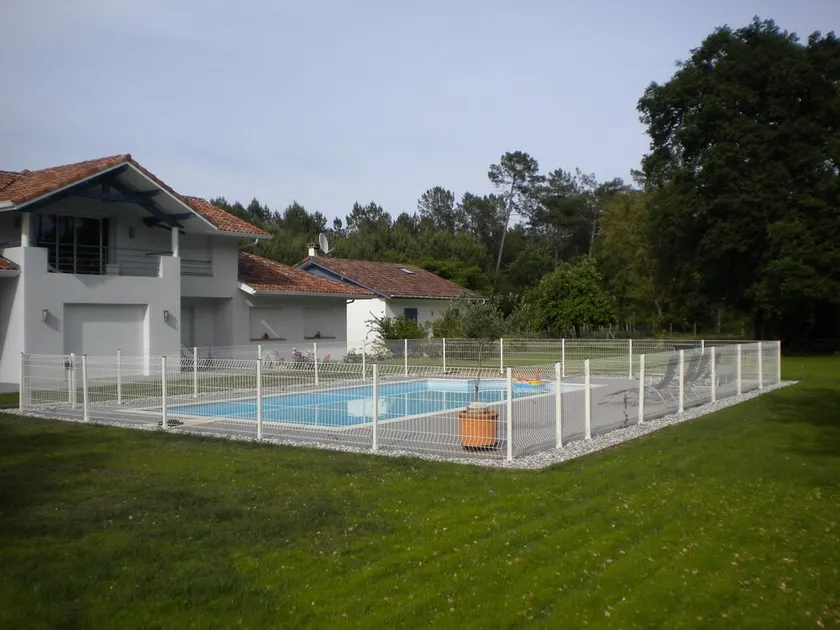 Freistehende Villa in Baumbestandenem, Abgeschlossenem Park - Image 1