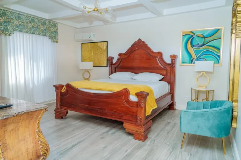 Royale Jazz Hotel - Image 1
