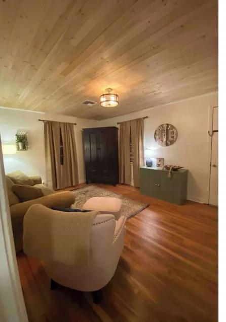 Pet friendly house with covered parking - Image 1