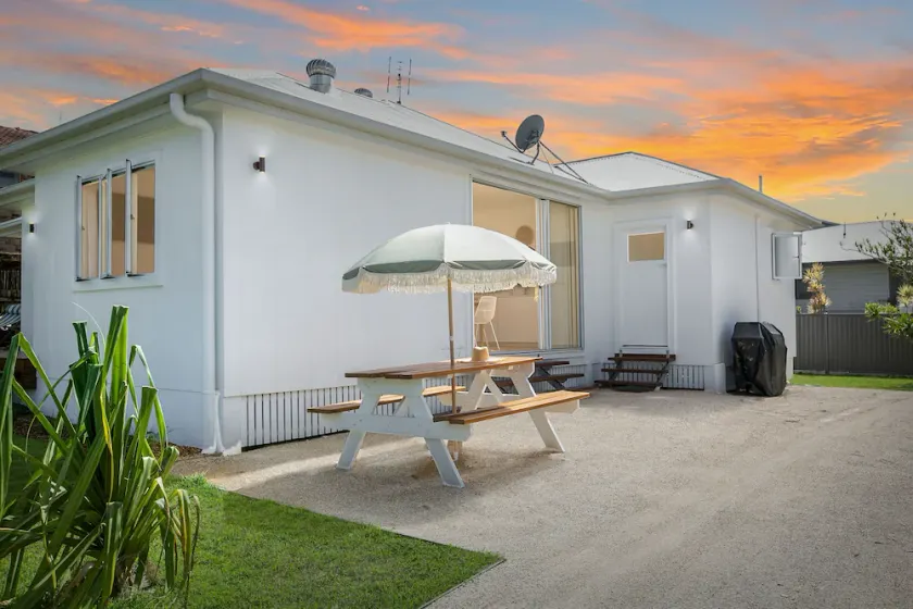 Modern Beach House in Heart of Pottsville - Image 1