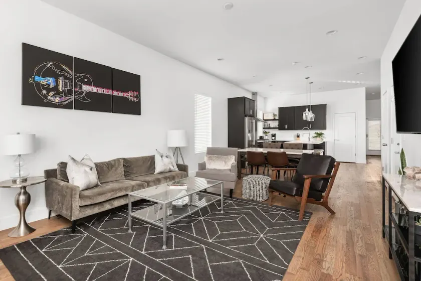 Elmhurst ~ 6 Beds, 2 Mi Downtown / Broadway, Free Parking, Space for Everyone, Covered Outdoor Areas - Image 1