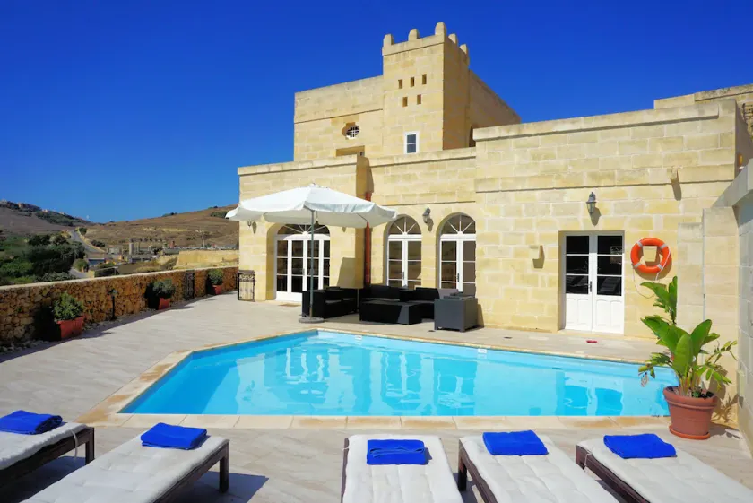 Grande ferme moderne avec piscine privée et barbecue, vue imprenable, emplacement idéal - Image 1