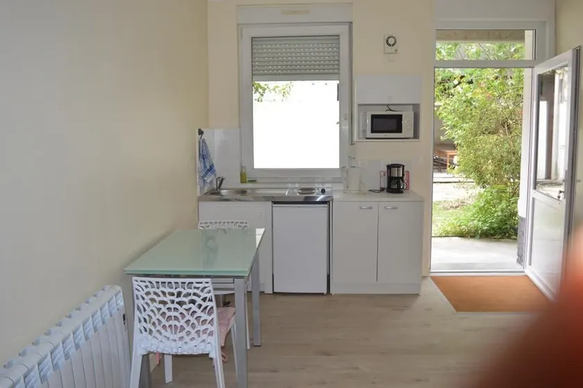 QUIET DOWNTOWN APARTMENT - Image 1