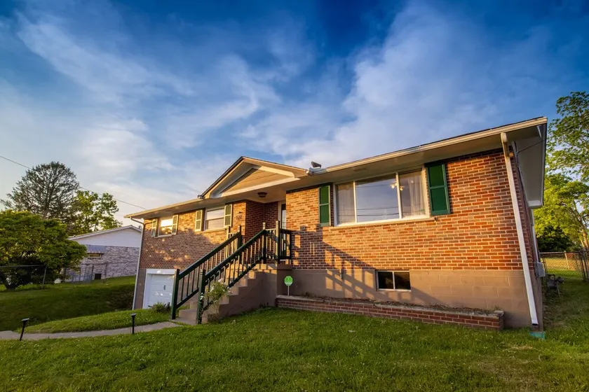 Green Door Getaway — family-friendly 4BR, 10 minutes to New River Gorge - Image 1