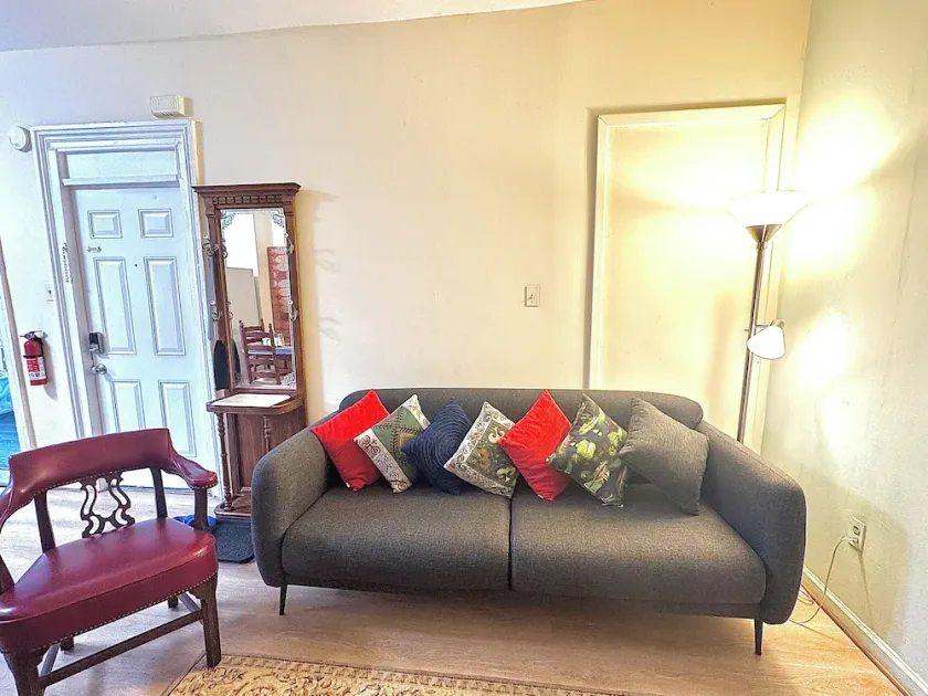 Delightful Apt Close to Path. Free Parking. 30 min to NYC/World Cup - Image 1