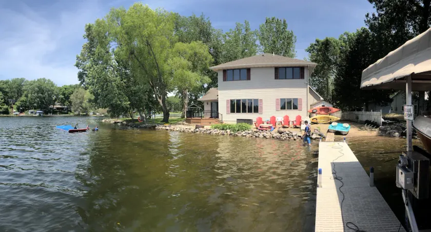 Lakefront Family Getaway! Pontoon Rentals-Kayak-Pedal Boat-Fire Pit-Sandy Beach - Image 1