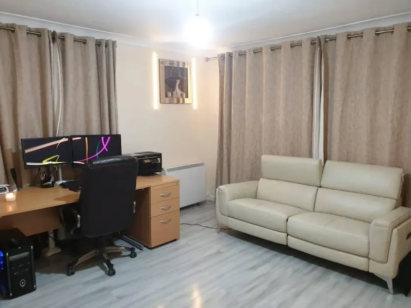 Your Home away from home in Leeds - on the Ring Rd - Image 1