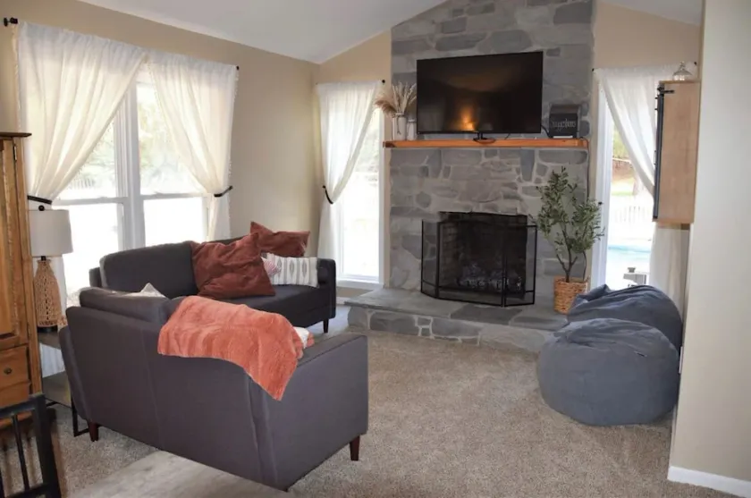 Pondview Paradise, Cozy home with pool and pond on 8 acres - Image 1