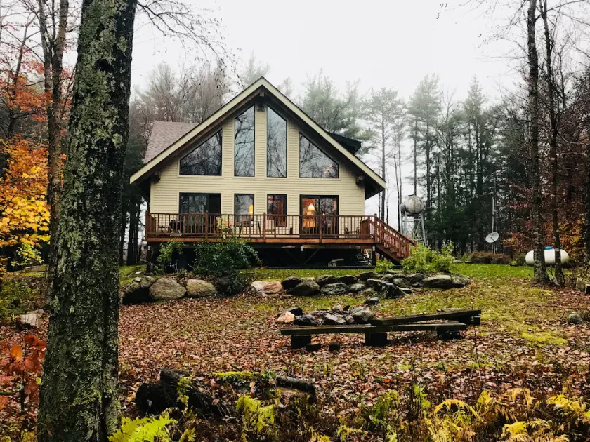 Schweizer Chalet Stil Holzrahmen Haus in Berkshires mit allen modernen Annehmlichkeiten - Image 1