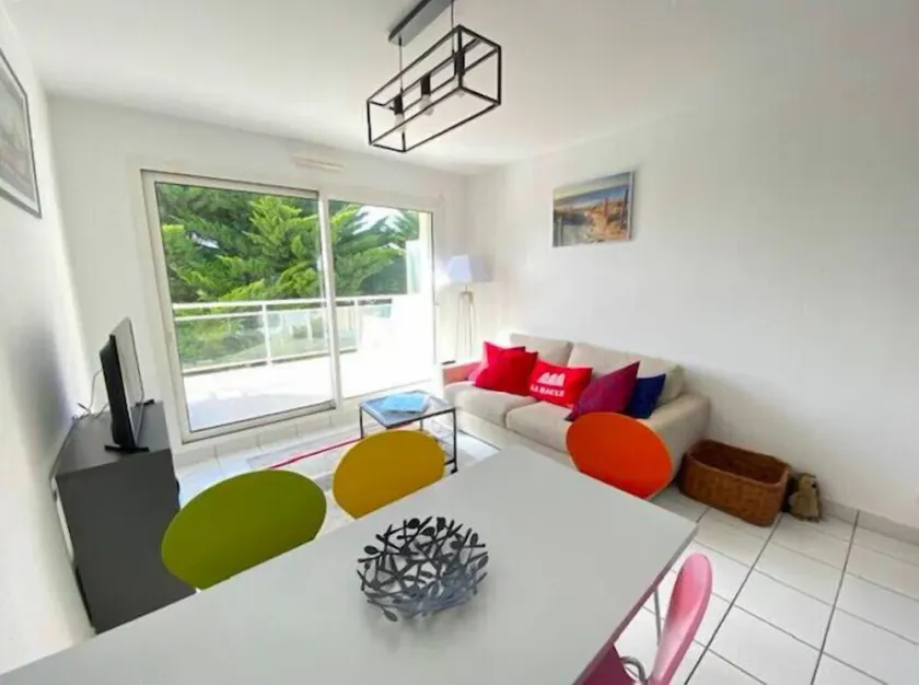 Appartement en résidence avec terrasse et parking - Image 1