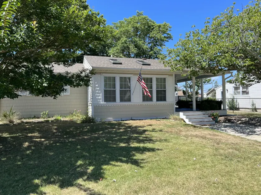 4 SHORT BLOCKS TO THE BEACH! Beautiful sunny home - deck & covered patio - Image 1