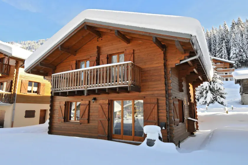 Beautiful chalet with terrace, mountain view near the slopes and skiing school - Image 1
