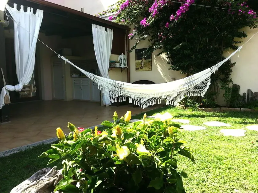 Casa de três quartos com varanda grande, elegantemente mobilada nas colinas perto do mar - Image 1