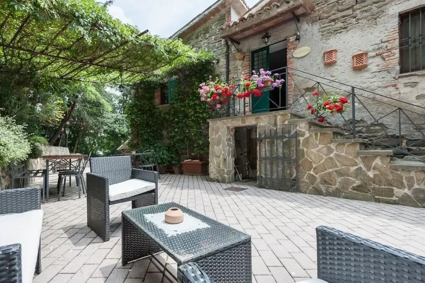 GuestHost - Charming country house that can host up to 11 people, a 6km drive from Gubbio, with large garden, terrace and parking space.The villa (recognised by the Superintendence of Cultural Heritage and Activities) comes with large and bright rooms, f - Image 1