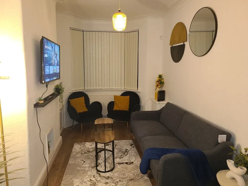 Business Friendly 2BR House Sleeps 5, Wi-Fi, Workspace & Free Parking - Image 1